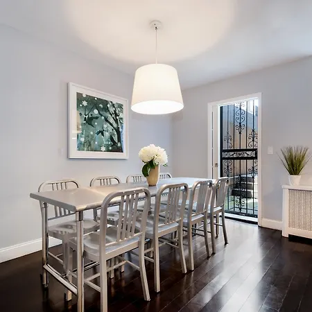 8 Bedroom Midtown Townhouse- Sleeps 16 Holiday home *