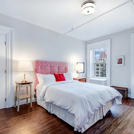 Holiday home 8 Bedroom Midtown Townhouse- Sleeps 16 *