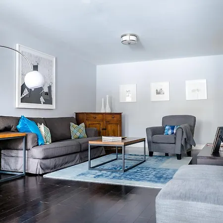 8 Bedroom Midtown Townhouse- Sleeps 16 *