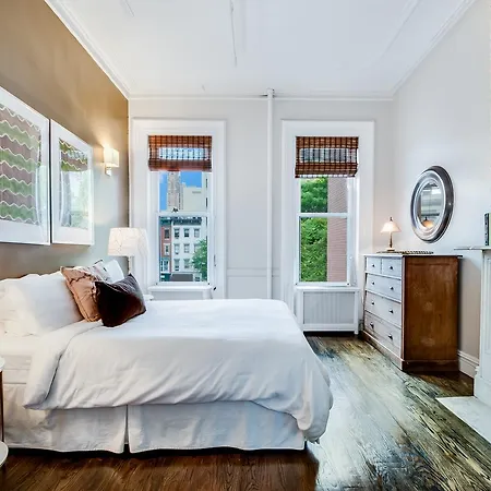 8 Bedroom Midtown Townhouse- Sleeps 16 Holiday home New York