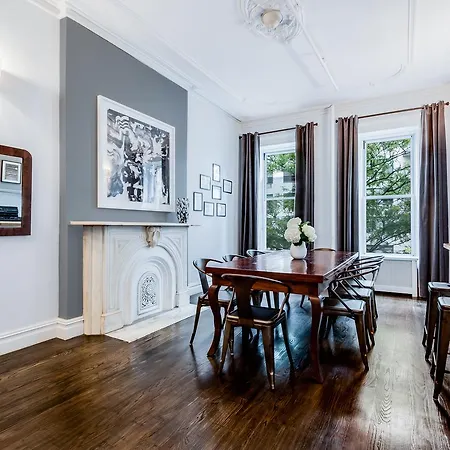 8 Bedroom Midtown Townhouse- Sleeps 16