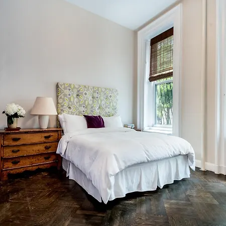 8 Bedroom Midtown Townhouse- Sleeps 16 * New York