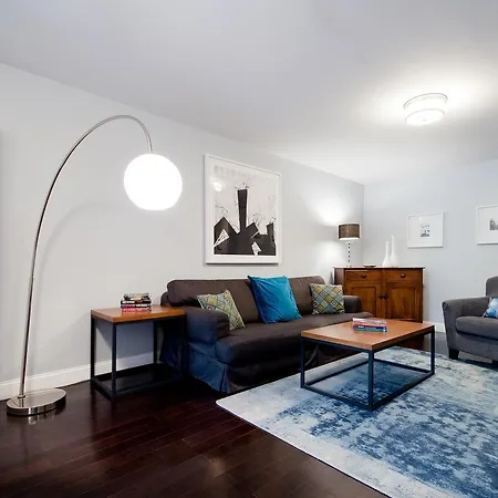 8 Bedroom Midtown Townhouse- Sleeps 16 Holiday home
