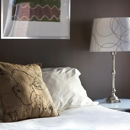 8 Bedroom Midtown Townhouse- Sleeps 16 *