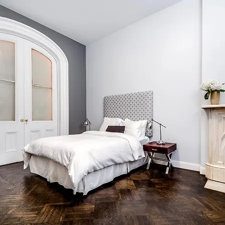 8 Bedroom Midtown Townhouse- Sleeps 16 * New York