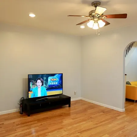 2 Floors Entire House 30 Min To Manhattan-sleep 10 New York