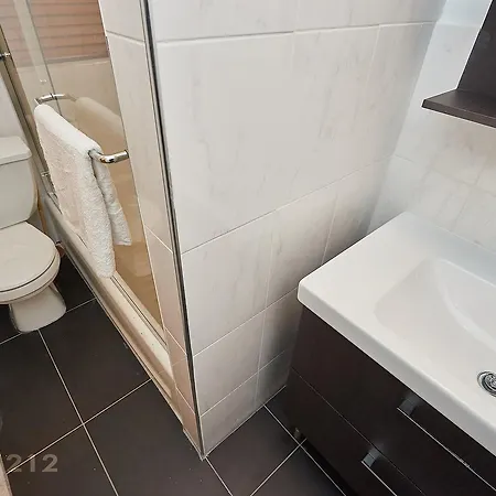 2nd Avenue Apt 4 * New York
