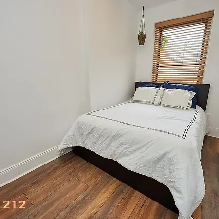 2nd Avenue Apt 4 Apartment *