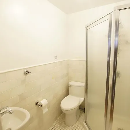 Apartment Elizabeth Street & Kenmare Street Apt 1 *