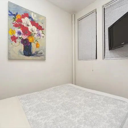 West 46th Street Apt 4c * New York
