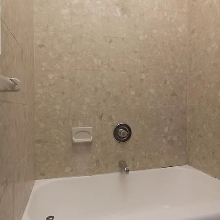 West 46th Street Apt 4c/4rw Apartment *