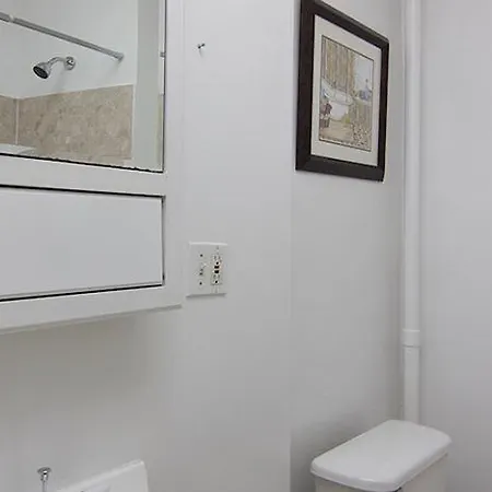 East 61st Street Apt 2 * New York