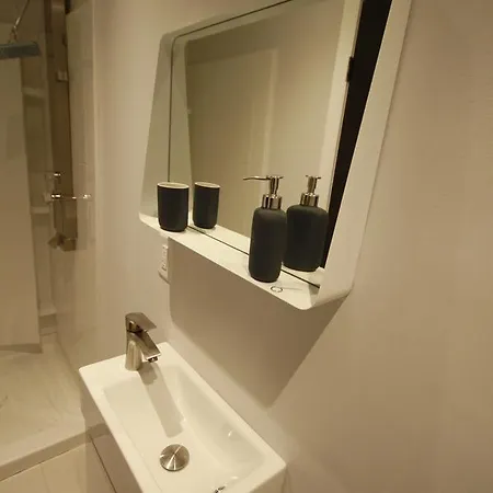Nice And Renovated Near Times Square Apartment *
