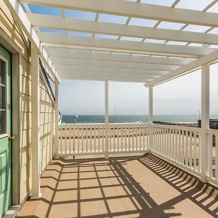 Beach Front Apartment *
