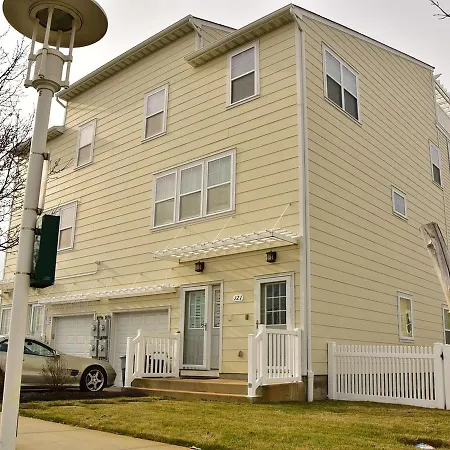 Beach Front, Ideal For Family And Couples, Beautiful Place For Sunset Lovers!! Holiday home New York