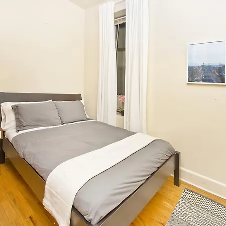 Spacious 4 Bedroom 15 Min From Times Square Apartment *