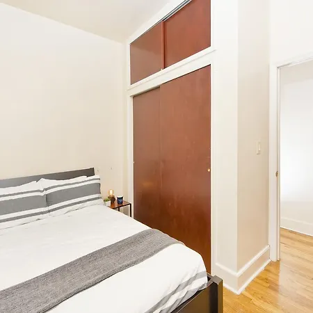 Spacious 4 Bedroom 15 Min From Times Square Apartment