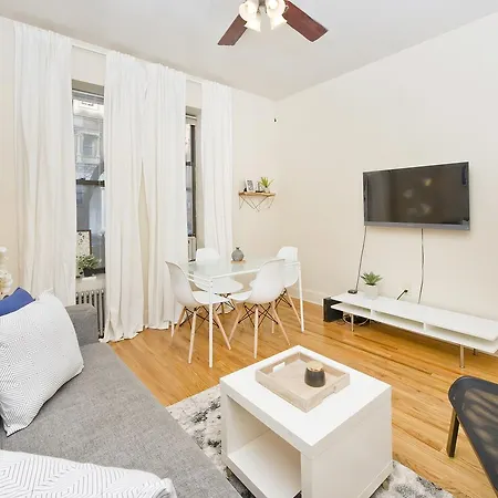 Spacious 4 Bedroom 15 Min From Times Square Apartment