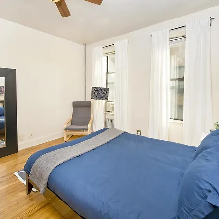 Spacious 4 Bedroom 15 Min From Times Square Apartment
