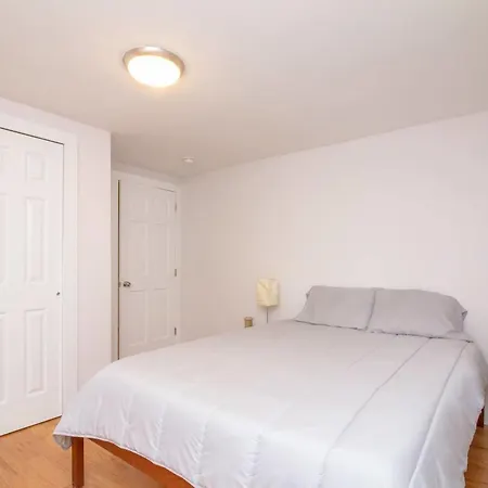Apartment The Greenwood - A One Bedroom Garden New York