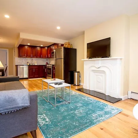 Apartment The Greenwood - A One Bedroom Garden New York