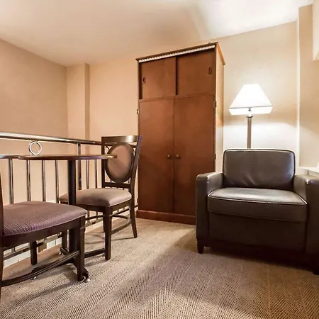 Comfort Manhattan Bridge Hotel 3*