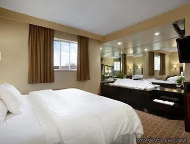 Ramada By Wyndham Bronx 3*