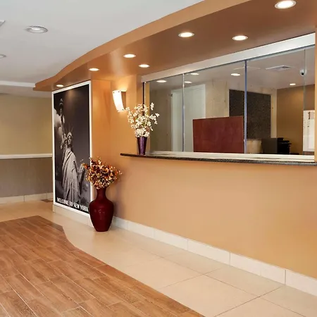 Super 8 Bronx Hotel 2*