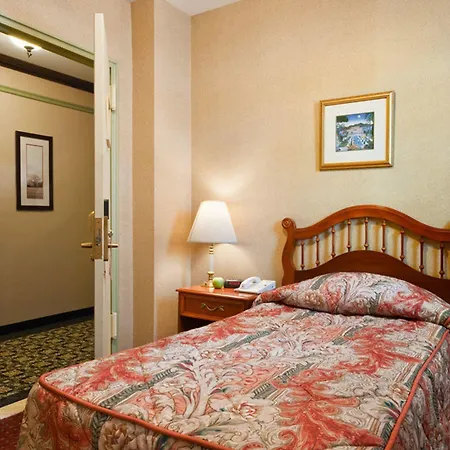 Newton Hotel 3*