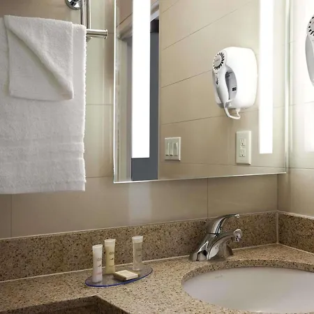 Hotel Howard Johnson By Wyndham Jamaica Ny Near Airtrain Jfk