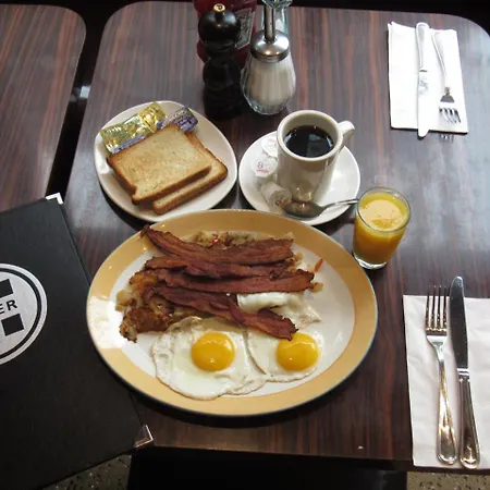 Newton Hotel 3*