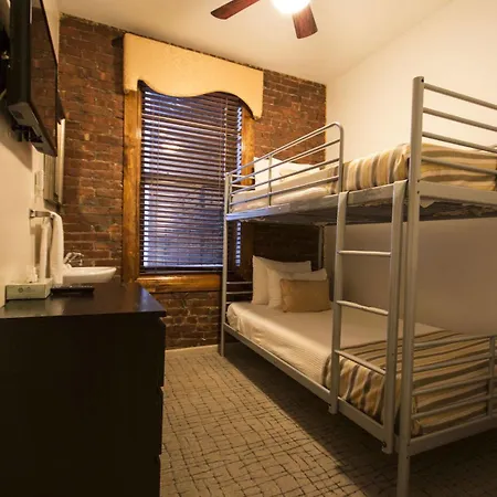 Royal Park Hostel *