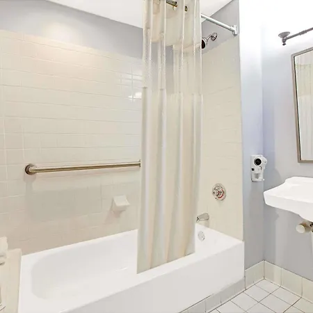 Hotel Howard Johnson Queens Village 2*