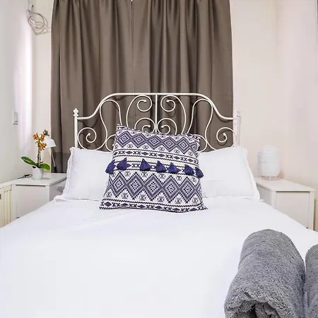 Authentic Nyc 3br Abode On Best Block!! Sleeps 10 Apartment