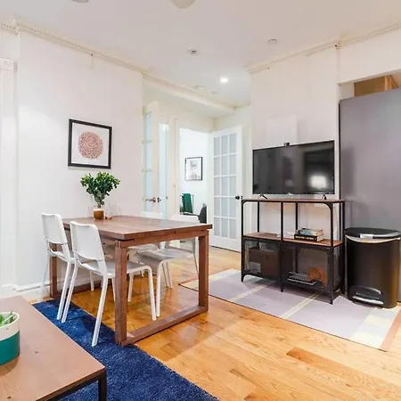 Authentic Nyc 3br Abode On Best Block!! Sleeps 10 New York