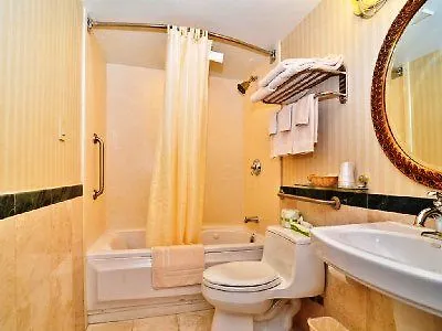 Western Queens Court Hotel 3*