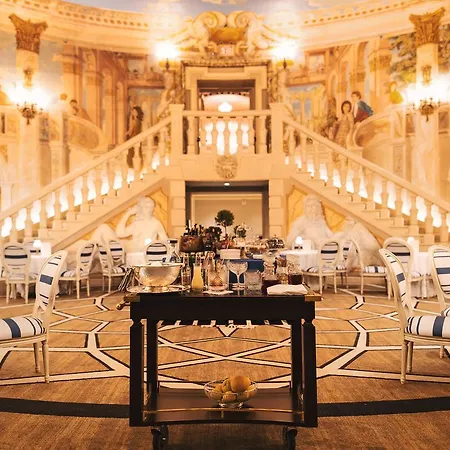 Hotel The Pierre, A Taj Hotel,