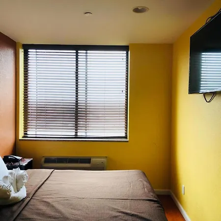 The Vue Express @ 39th Street Hotel 2*