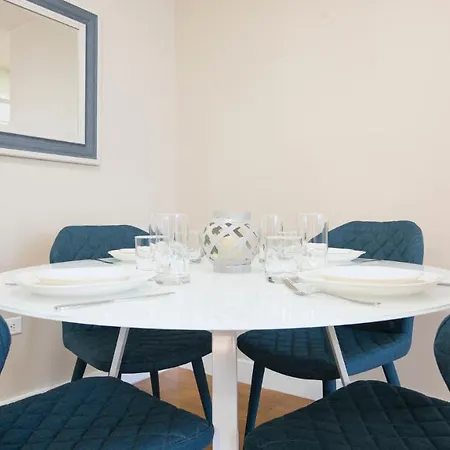Brand New, Luxury 1 Bed 1 Bath , Full Service Building Apartment *