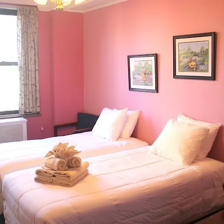 Leo House 3*