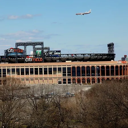 - Laguardia Airport 3*