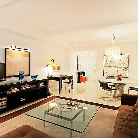 Sleeps 6 Air Con Wifi Apartment