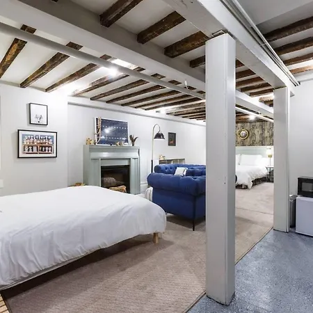 Charming Bk Townhouse By Highland Park! Holiday home New York