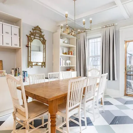 Charming Bk Townhouse By Highland Park! Holiday home New York