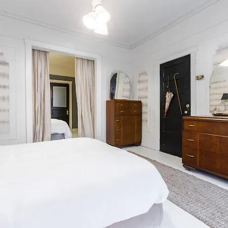 Charming Bk Townhouse By Highland Park! Holiday home New York