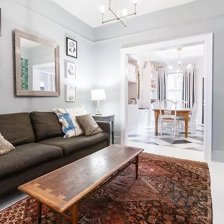 Charming Bk Townhouse By Highland Park! Holiday home New York