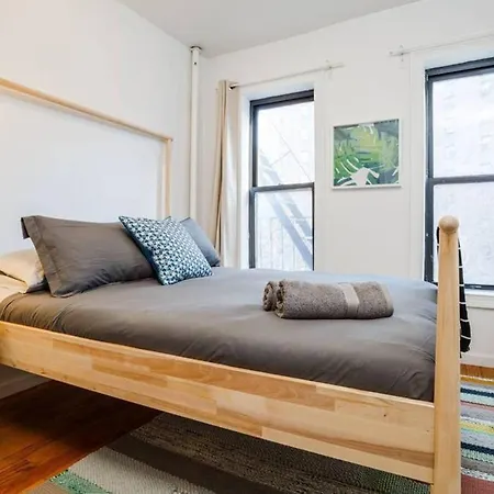 Lower East Side Gem: Quiant Space In Trendy, Vibrant, Convenient Neighborhood ! Sleeps 7 Apartment *