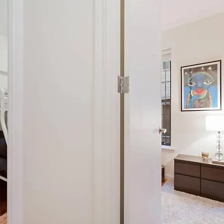 Well-designed 2br Pad In Exceptional Neighborhood: Lower East Side!