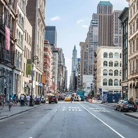Lower East Side Gem: Quiant Space In Trendy, Vibrant, Convenient Neighborhood ! Sleeps 7 Apartment *