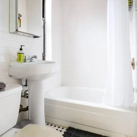 Lower East Side Gem: Quiant Space In Trendy, Vibrant, Convenient Neighborhood ! Sleeps 7 Apartment *